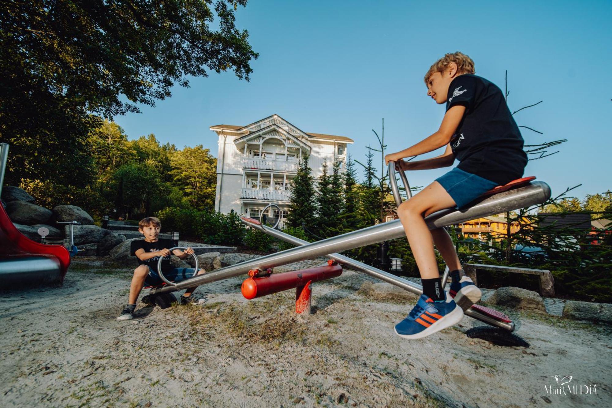 Norweska Dolina Family&Pet-Friendly Resort Szklarska Poręba Εξωτερικό φωτογραφία Children playing on a seesaw